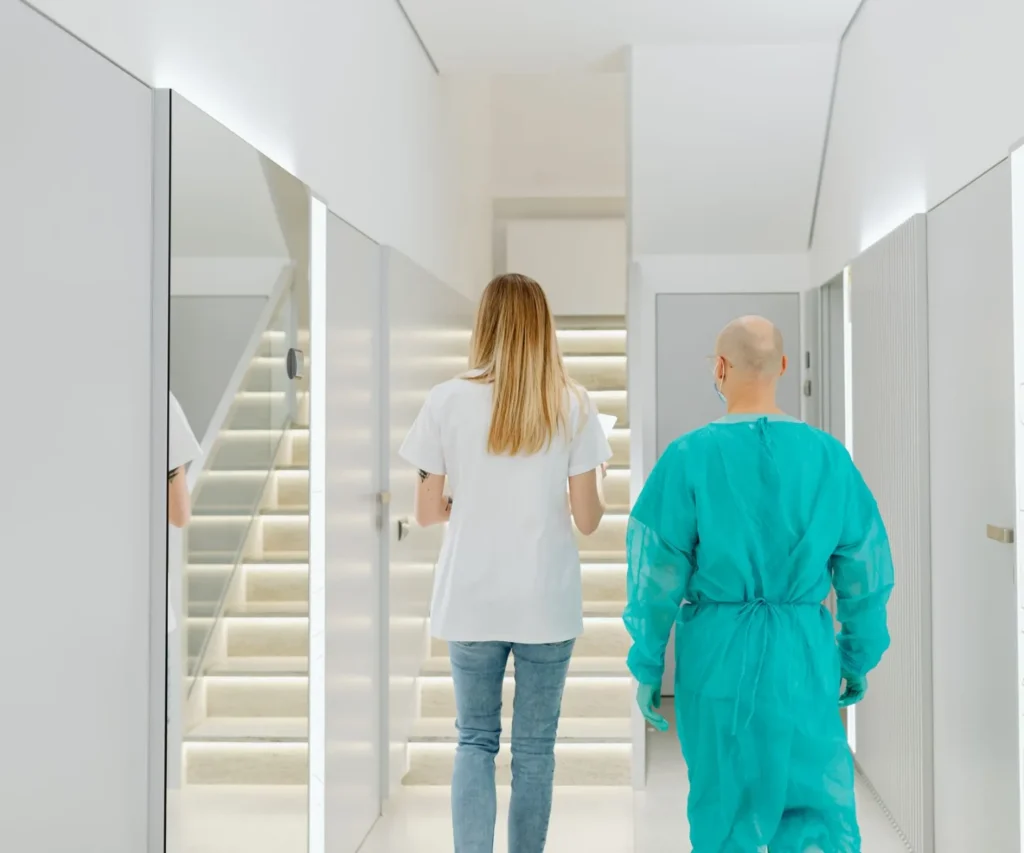 Zwei Fachkräfte gehen durch den hellen Flur einer modernen Klinik